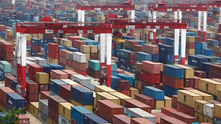 Der Hafen von Shanghai ist der weltweit größte Waren-Umschlagplatz.