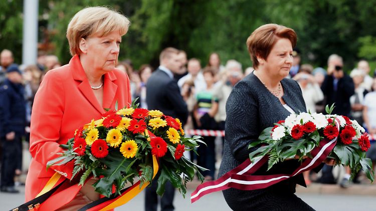 Angela Merkel und Lettlands Premierministerin Laimdota Straujuma legen am Freiheitsmonument in Riga Kränze nieder.