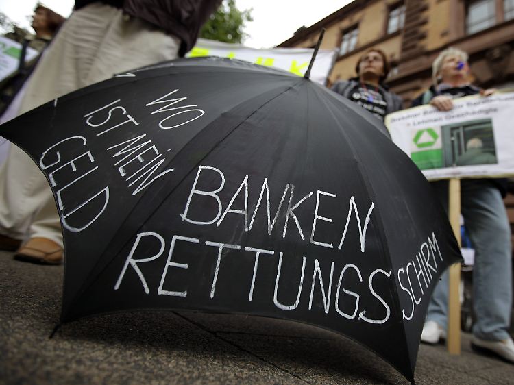 Opfer der Lehman-Pleite (ein Jahr nach dem Zusammenbruch September 2008) fordern ihr Geld zurück.