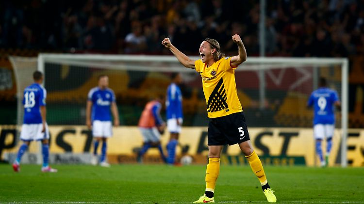 Dresdens Michael Hefele feierte den überraschenden Sieg gegen Champions-League-Teilnehmer Schalke.