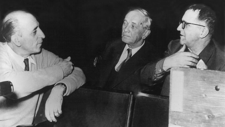 Bertolt Brecht (rechts) im Gespräch mit dem Verleger Peter Suhrkamp (Mitte) und dem Frankfurter Intendanten Harry Buckwitz (Archivbild von 1955).
