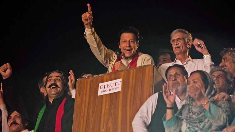 Imran Khan will den Rücktritt der Regierung.