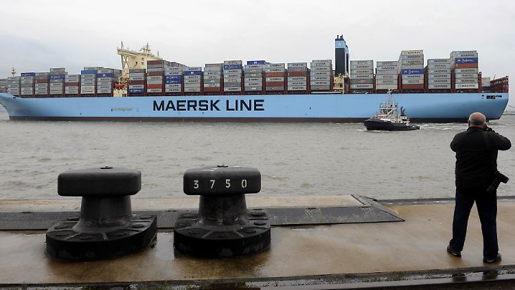 Zu Besuch in Bremerhaven: Das weltgrößte Containerschiff "Maersk Mc-Kinney Möller" - das in Südkorea gebaute Schiff ist 400 Meter lang, 60 Meter breit und kann bis zu 18.000 Standardcontainer transportieren.