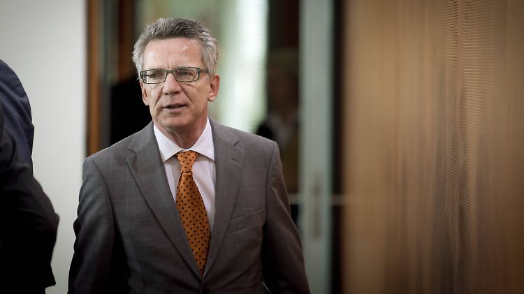 Laut Thomas de Maizière geht es auch um potenzielle Gefahren für das Funktionieren der gesamten Wirtschaft.