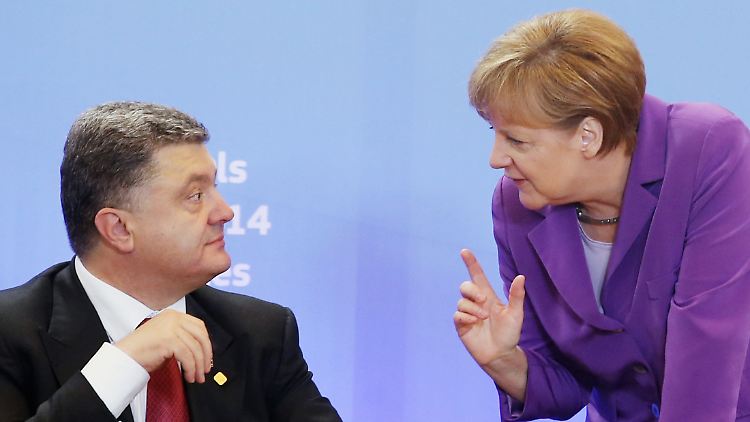 Petro Poroschenko und Angela Merkel vor zwei Monaten in Brüssel. Die Kanzlerin hat nun die Einladung nach Kiew angenommen.