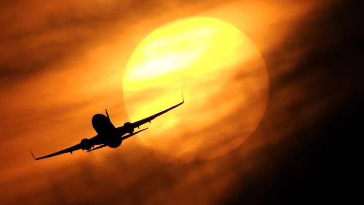 Wer nicht im Flieger sitzt, kann für seine Buchungsstornierung den gesamten Ticketpreis zurückverlangen.