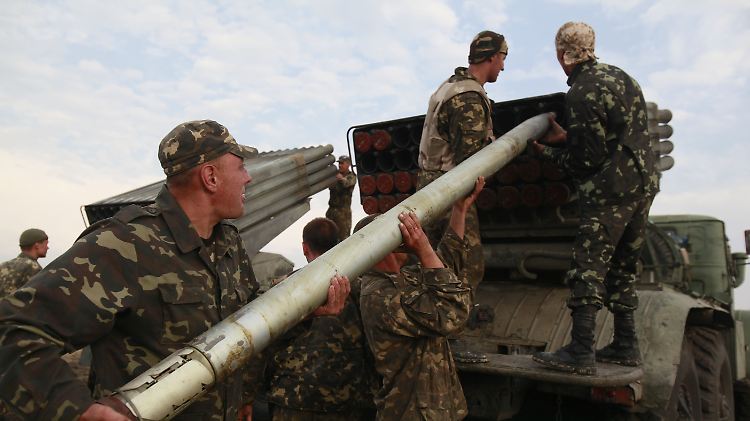 Mit Raketen beschießen ukrainische Soldaten Separatistenstellungen bei Luhansk.