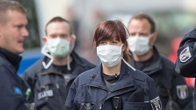 Die Einsatzkräfte von Polizei, Feuerwehr und Notarzt wurden vorsorglich mit Mundschutzmasken ausgestattet. 