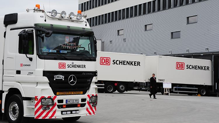 Schenker soll die Pakete auf Paletten transportieren, GLS die Auslieferung übernehmen. 