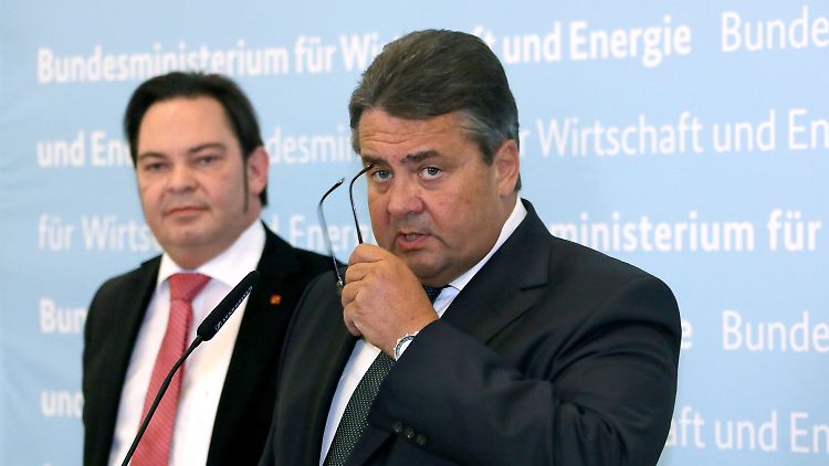 Sigmar Gabriel (r.) beruft sich auf den Koalitionsvertrag mit der Union.