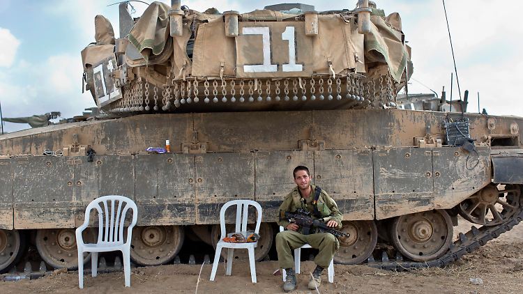 Ein israelischer Soldat ruht im Schatten seines "Merkava"-Panzers. 