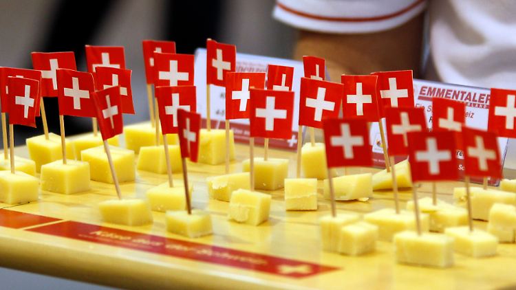 Schweizer Emmentaler: Russische Importeure haben versucht, in dem Land auch an ausländische Käsesorten zu gelangen.