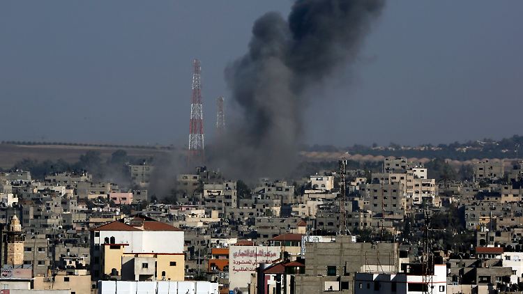 Die israelische Armee hat umgehend auf die Attacken aus dem Gazastreifen reagiert und auf Gaza-Stadt gefeuert.