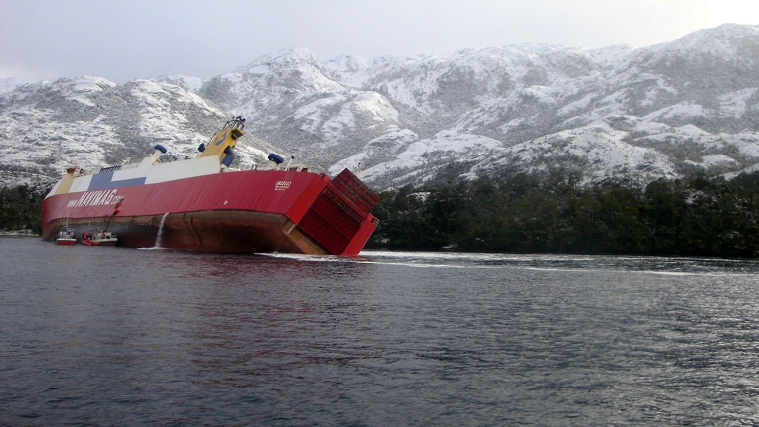 Die Fähre "Amadeo I" läuft im Süden Chiles auf Grund.