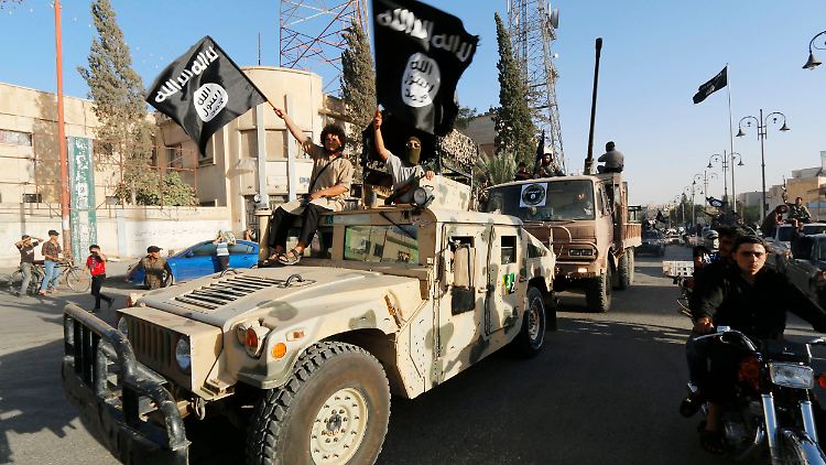 Anhänger des radikalislamischen IS feiern Ende Juni in der syrischen Provinz Rakka auf erbeuteten Fahrzeugen die Ausrufung eines "Kalifats".