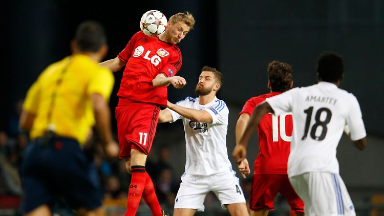 Leverkusens Stefan Kießling (am Ball) im Zweikampf mit Per Nilsson.