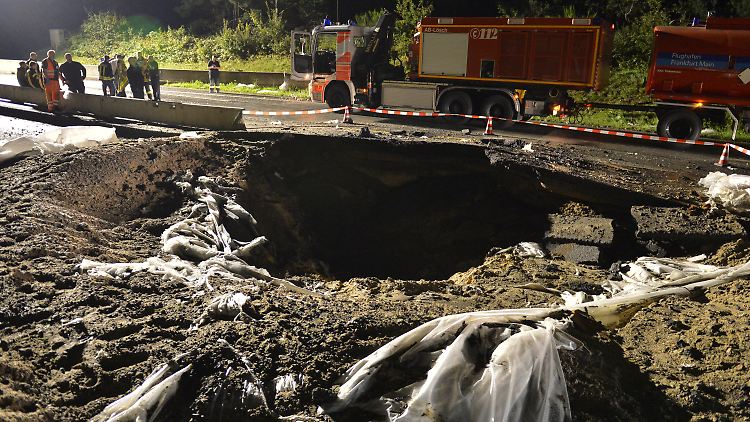 Die Detonation riss einen mehrere Meter tiefen Krater in die Fahrbahn.