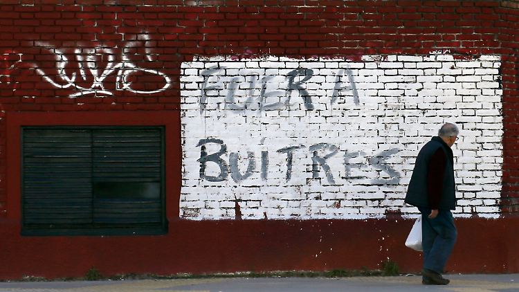 "Verschwindet, Aasgeier", steht an dieser Wand in Buenos Aires. Gemeint sind die US-Hedgefonds.