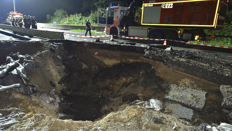 Der Bombenkrater hat enorme Ausmaße. Er soll bis zu vier Meter tief sein.