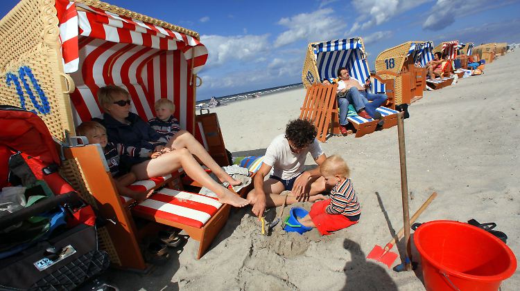Das sieht nach Entspannung aus: Familien-Strandtag an der Küste von Timmendorf auf der Ostseeinsel Poel.
