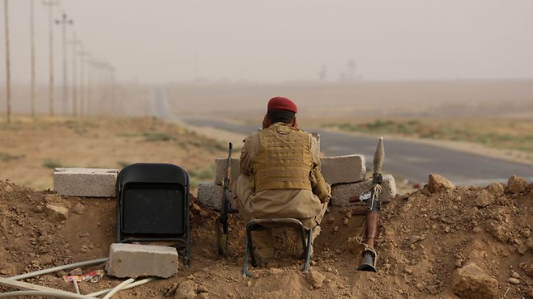Kurdische Kämpfer bedienen sich im Kampf gegen IS-Terroristen unterlegenen Materials.