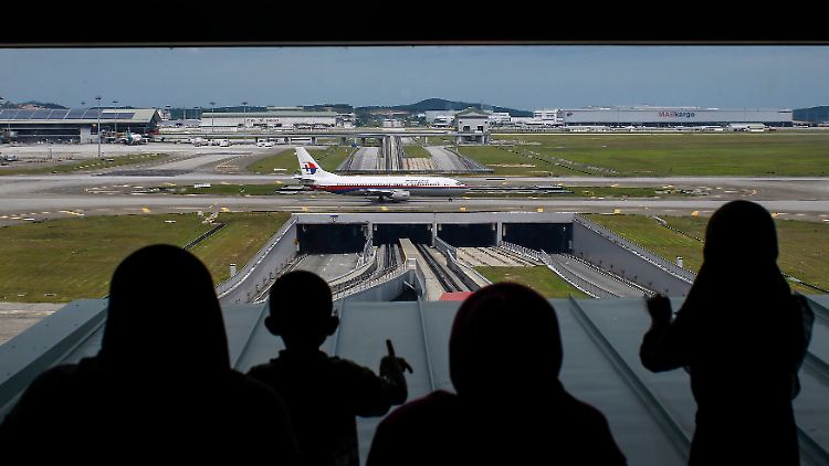 Ungelöste Fragen hängen über dem Drehkreuz: Am Kuala Lumpur International Airport rollt eine 737-400 der Malaysia Airlines an den Start.