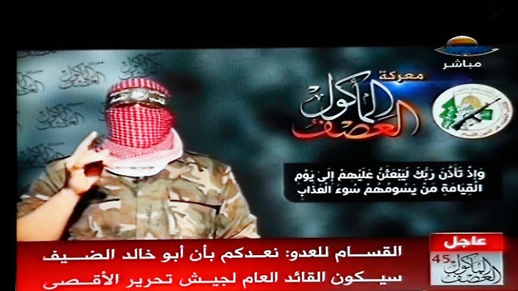 Abu Obeida erhebt in seine Ansprache warnend den Finger.