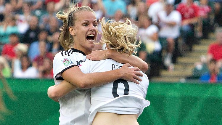 Lena Petermann (l.) und Pauline Bremer verhalfen den deutschen U-20-Damen zum dritten WM-Finaleinzug hintereinander.
