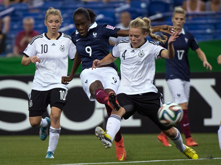 Die Französin Ouleymata Sarr (M.) konnte gegen das Team von Linda Dallmann (l.) und Margarita Gidion nichts ausrichten.