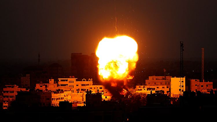 Eine Bombe fällt im August 2014 auf Gaza-Stadt.