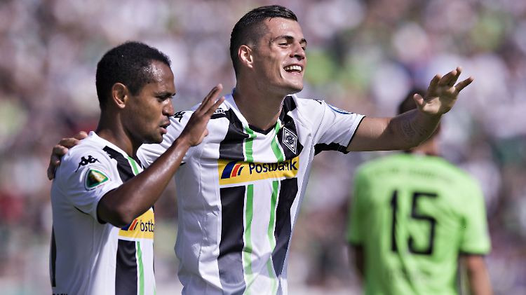 "Für mich als Traditionalisten ist das neue Trikot zweifellos das Nonplusultra!" Granit Xhaka und Raphael beim Sieg im DFB-Pokal in Homburg.