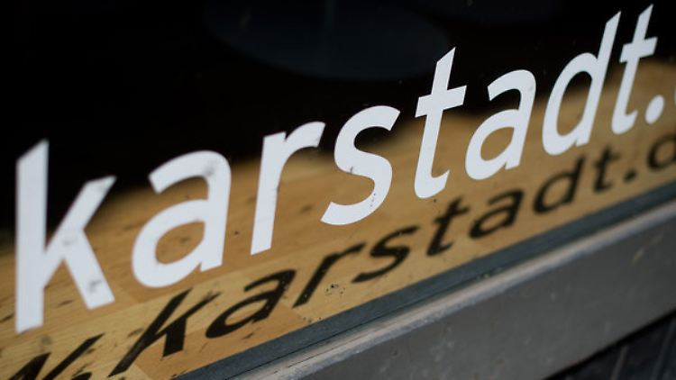 Karstadt kann nun den Sanierungsplan beraten - die Wettbewerbshüter winken den Investorenwechsel durch.