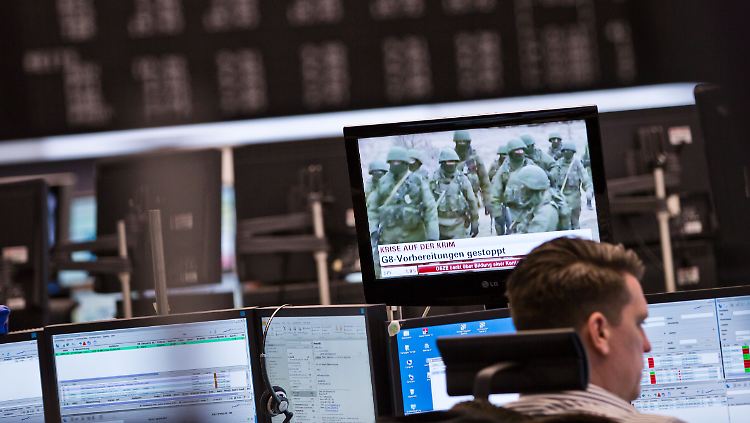 März 2014: Ein Händler schaut im Handelssaal der Frankfurter Börse auf seine Monitore. Im Hintergrund berichtet n-tv über die Krise auf der Krim. 