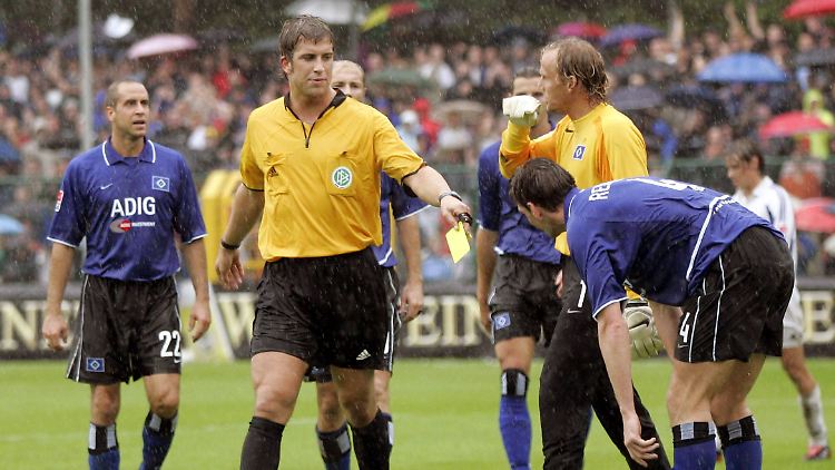 21. August 2004, Tatort Paderborn: Schiedsrichter Robert Hoyzer hat dem Hamburger Bastian Reinhardt, rechts, die Gelbe Karte gezeigt. Sehr zum Entsetzen von Stefan Beinlich.