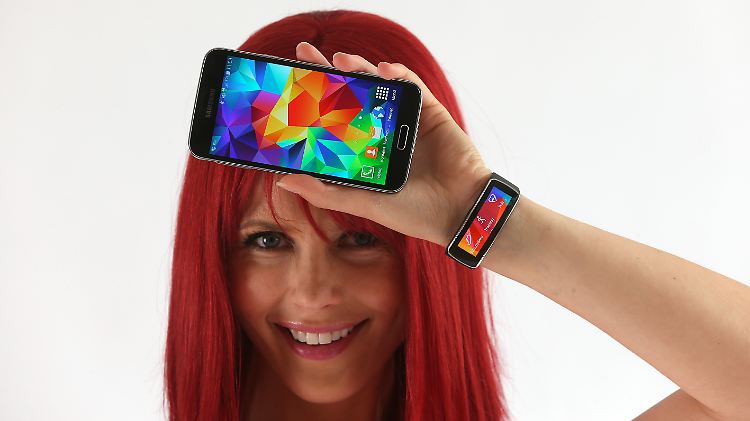 Smartwatches, Fernseher oder Bügeleisen - seit 2003 setzt Miss IFA die Messe-Neuheiten in Szene.
