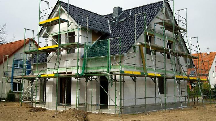 Nicht nur das Haus kostet Geld. Auch für das Grundstück müssen Käufer bezahlen. Eine preiswertere Alternative kann die Erbpacht sein. 