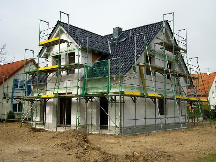 Nicht nur das Haus kostet Geld. Auch für das Grundstück müssen Käufer bezahlen. Eine preiswertere Alternative kann die Erbpacht sein.