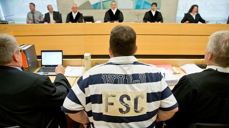 Der sogenannte Autobahnschütze (M.) soll über Jahre hinweg vom Lenkrad aus auf andere Fahrzeuge geschossen haben.