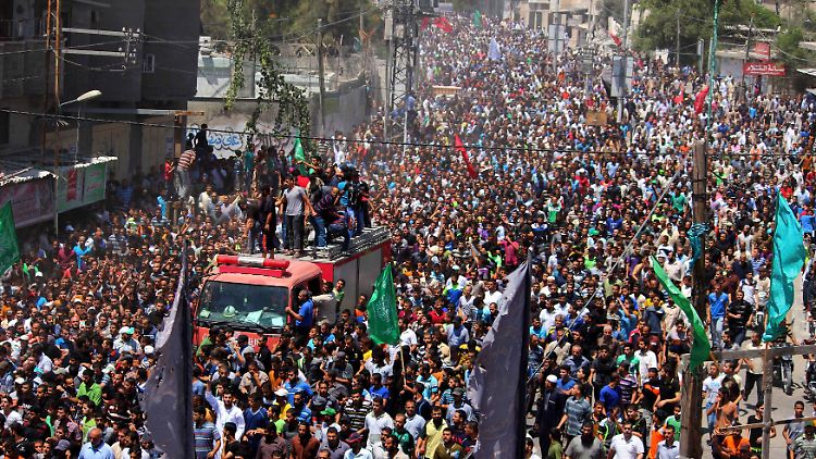 Die drei getöten Hamas-Anführer werden in Rafah von Tausenden Palästinensern zu Grabe getragen.