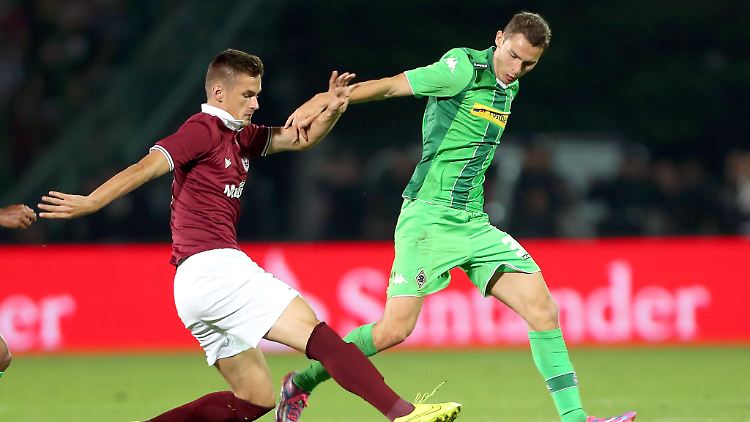 Der Mann des Abends: Mönchengladbachs Branimir Hrgota (r.), hier im Zweikampf mit Adnan Kovacevic vom FK Sarajevo.