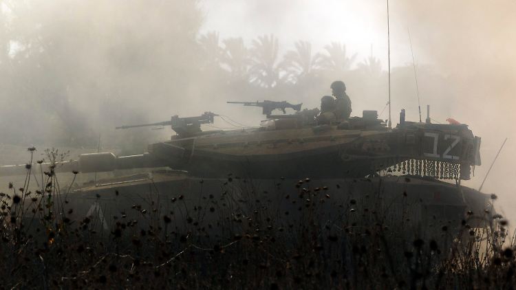 Israelischer Panzer an der Grenze zum Gazastreifen: Von einer Öffnung der Grenze erhoffen sich Diplomaten Erleichterungen für die Menschen in dem Palästinensergebiet.