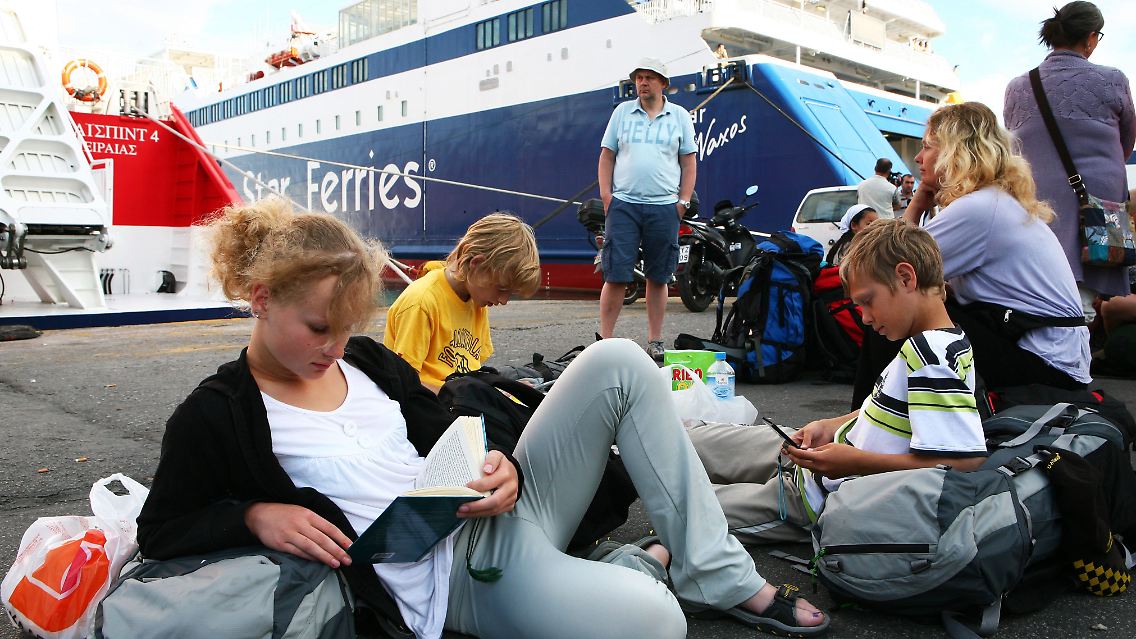 Streik in Griechenland Ende Juni 2010: Touristen warten, bis die Fähren wieder fahren.