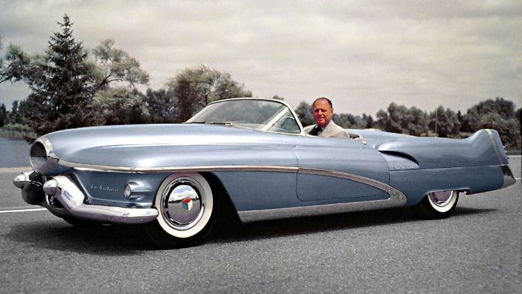 Harley Earl in seiner Buick Le Sabre Studie aus dem Jahr 1951.