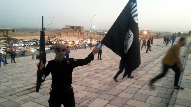 Ein IS-Kämpfer im irakischen Mossul (Archivbild). Die Stadt wird von der Organisation bis heute gehalten.