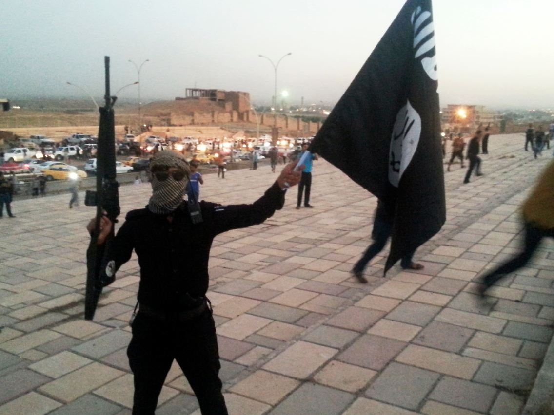 2014 hatten IS-Kämpfer die Millionenstadt überrannt. Dieser Milizionär schwenkte das Schwarze Banner im Westen von Mossul nach der Eroberung 2014.