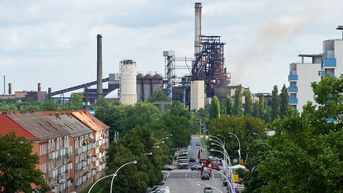 Blick auf das Stahlwerk von Arcelor Mittal in Eisenhüttenstadt.