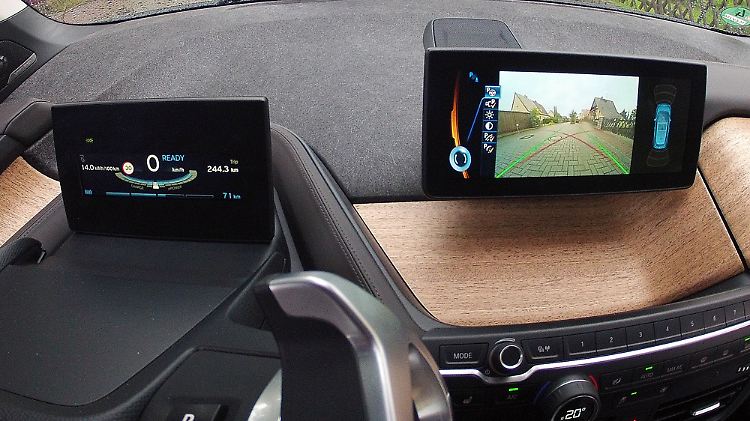 Informationen für den Fahrer gibt es ausschließlich über Monitore. Auf Rundinstrumente wird im i3 komplett verzichtet.