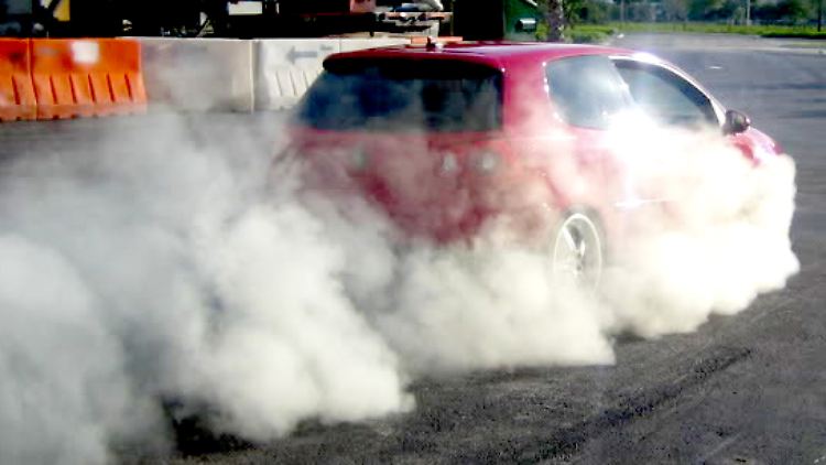 Wie der Golf VIII aussehen wird weiß außer den Designern noch keiner, aber die Gerüchteküche kocht schon. (Im Bild ein Golf V beim Burnout.)
