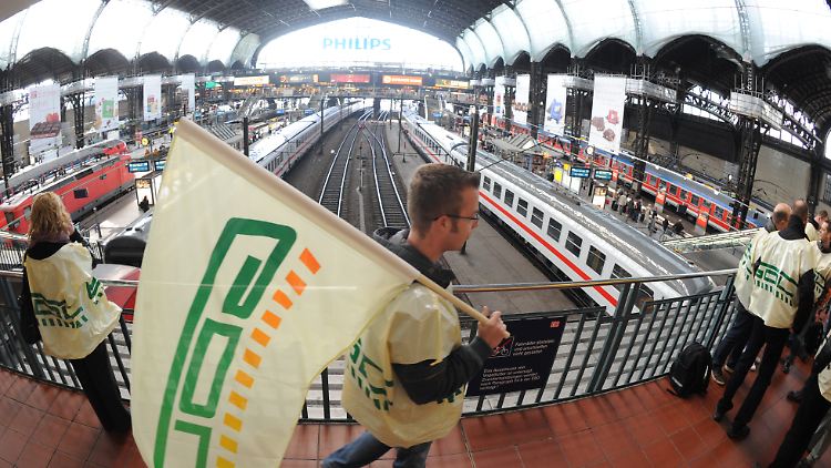Noch will die Lokführer-Gewerkschaft es bei Protesten belassen - Bahnkunden sollen noch nicht betroffen sein.