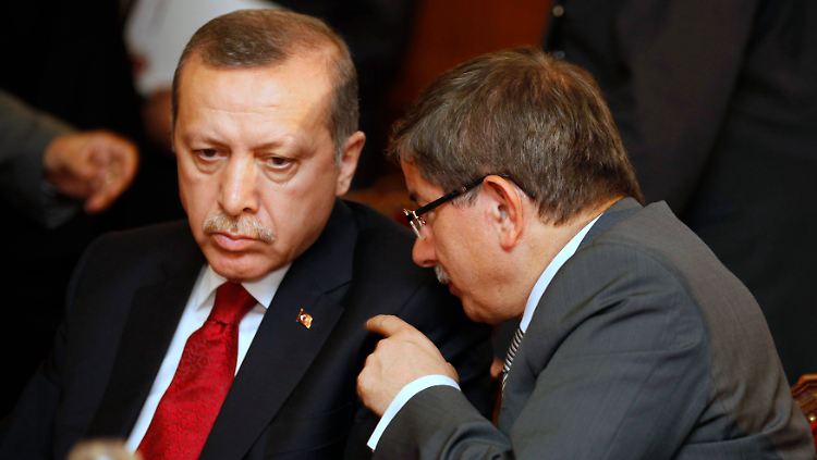 Davutoglu gilt als treu ergebener Erdogans, als einer seiner engsten Vertrauten.